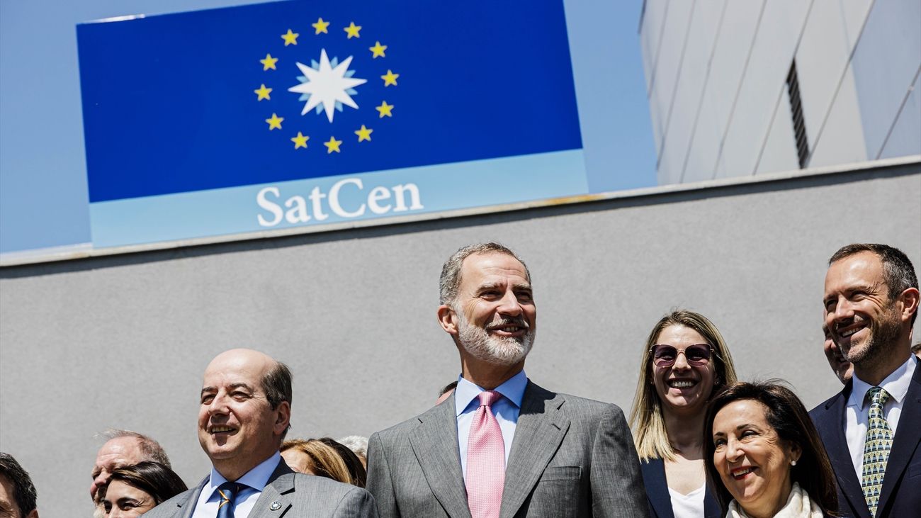Felipe VI visita el Centro de Satélites de la UE en la base de Torrejón de Ardoz
