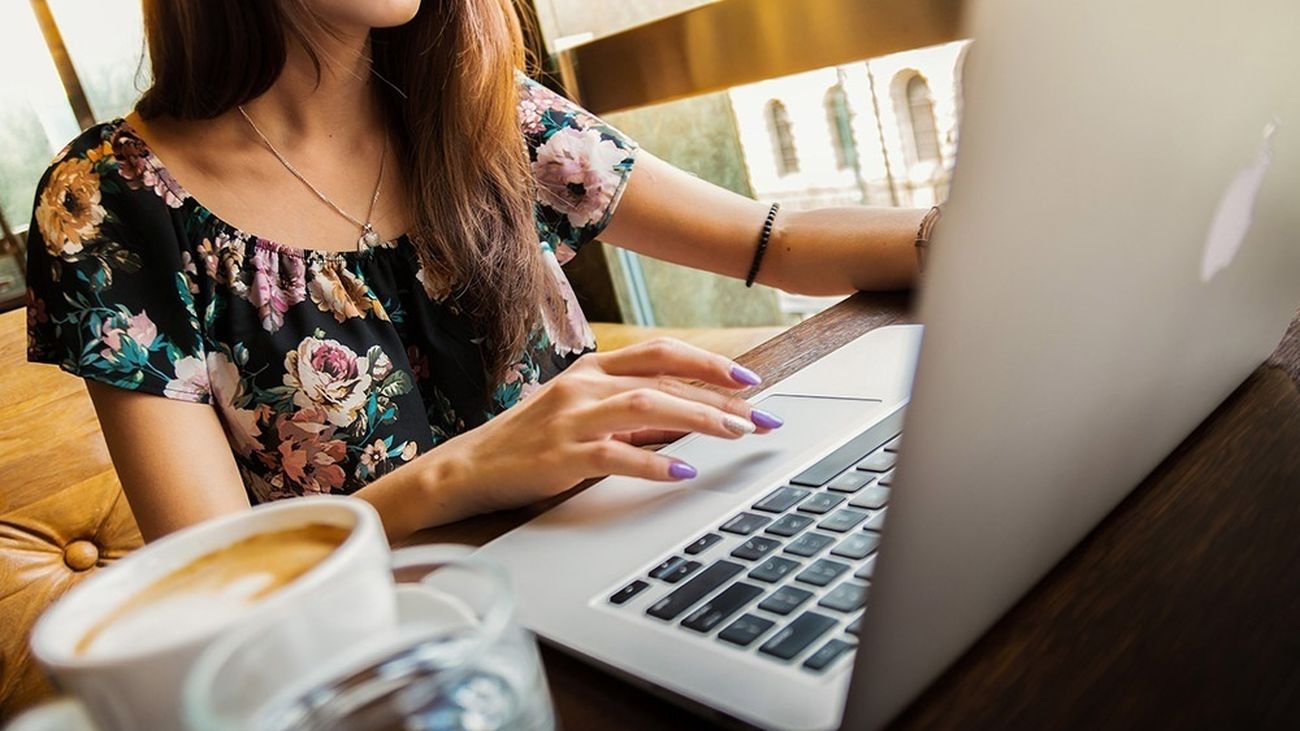 Persona con su ordenador