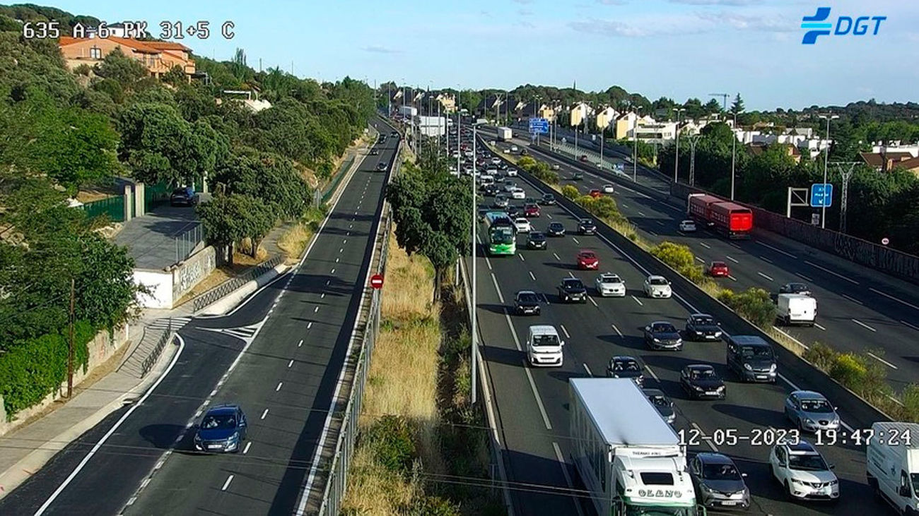 Tráfico intenso en las salidas de Madrid en el inicio del puente de San Isidro