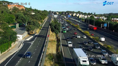 Tráfico intenso en las salidas de Madrid en el inicio del puente de San Isidro