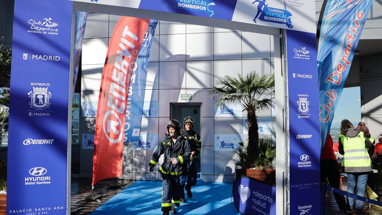 Subir 55 plantas a toda pastilla: así es la Carrera Vertical de Bomberos