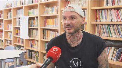 Un profesor se tatúa todo el cuerpo con poemas para animar a sus alumnos a leer