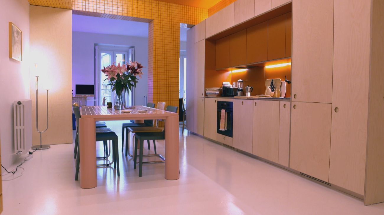 La casa futurista y colorida de Isabel Martínez en Lavapiés, un hogar inspirado en Pedro Almodóvar