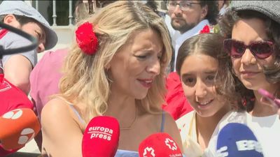 Yolanda Díaz recibida con gritos de "fuera, fuera" por un grupo de críticos en San Isidro