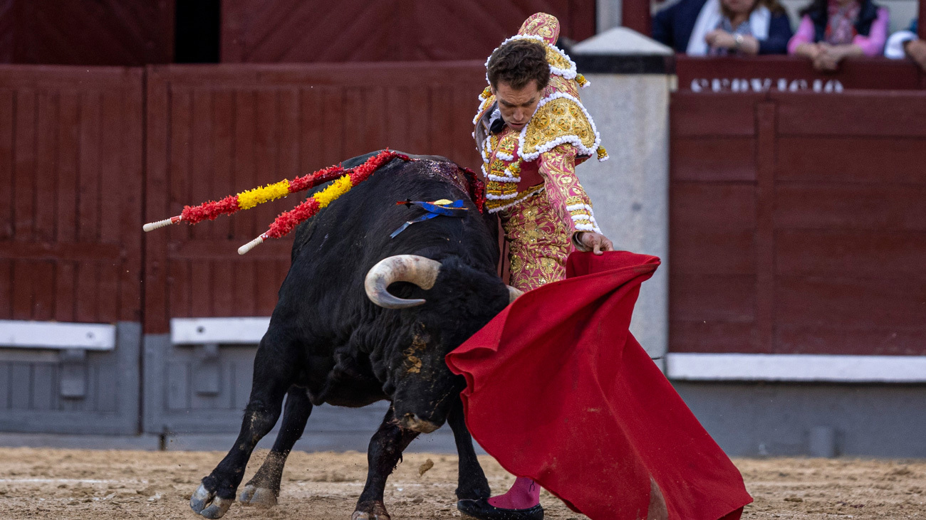 El diestro Ginés Marín durante la faena al sexto de la tarde en el cuarto festejo de la Feria de San Isidro