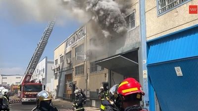 Arde una nave de reprografía en Leganés