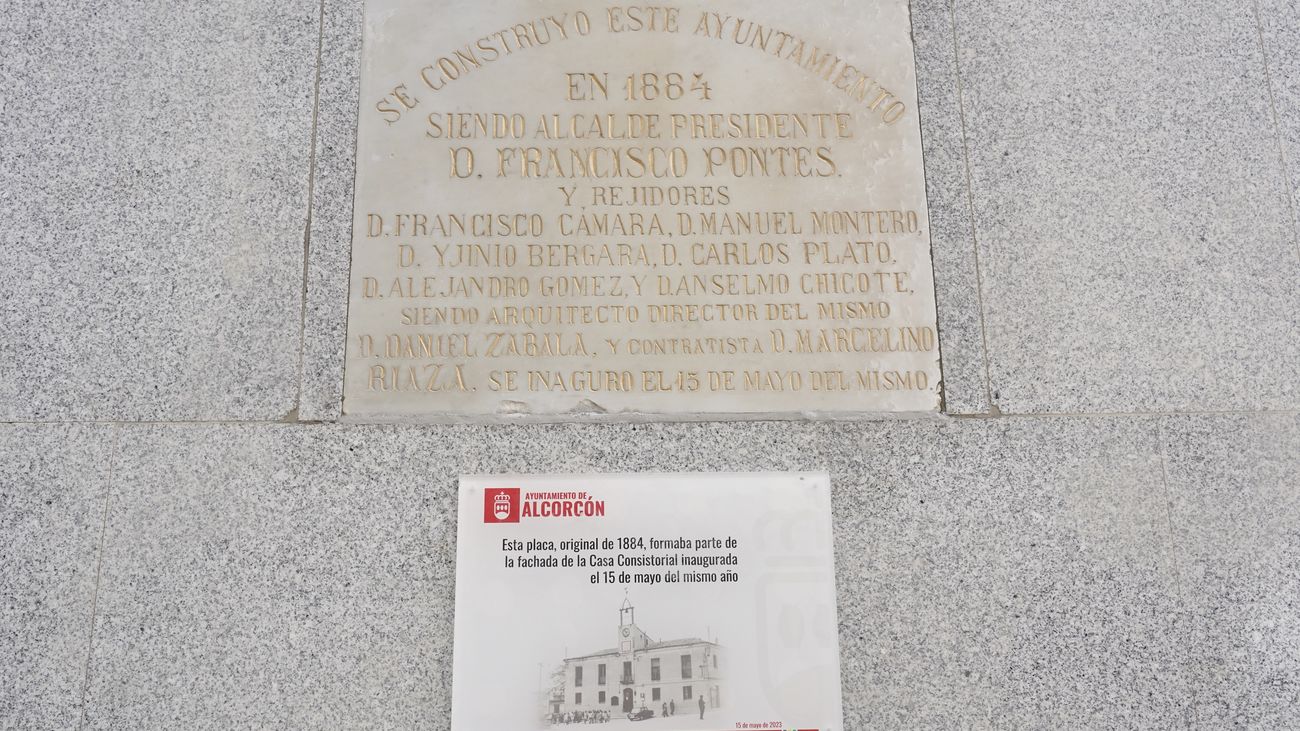 Placa del Ayuntamiento de Alcorcón de 1884 recientemente recuperada