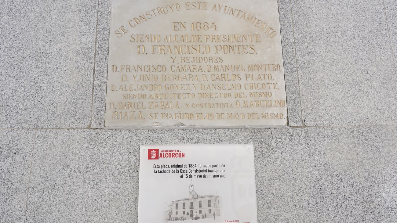 Placa del Ayuntamiento de Alcorcón de 1884 recientemente recuperada