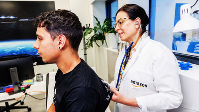 Amazon ofrece una amplia variedad de oportunidades laborales, con más de 400 roles distintos