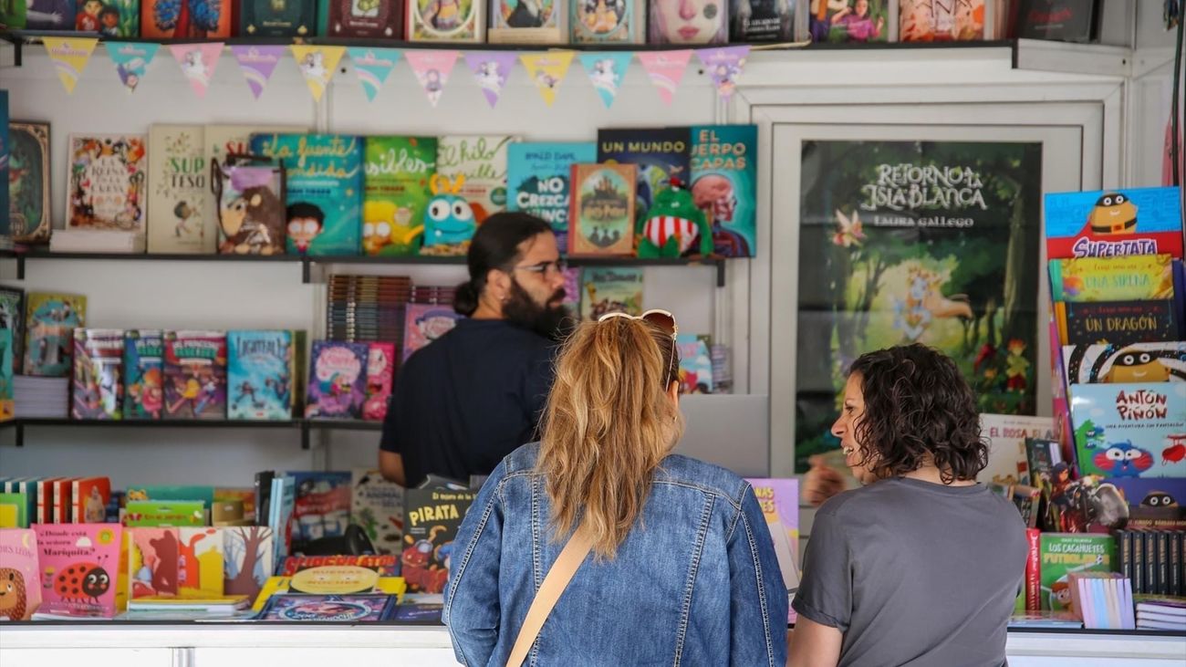 La EMT refuerza el servicio en 16 líneas para visitar la Feria del Libro