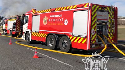 Siete heridos en el choque de un turismo y dos camiones cargados con explosivos