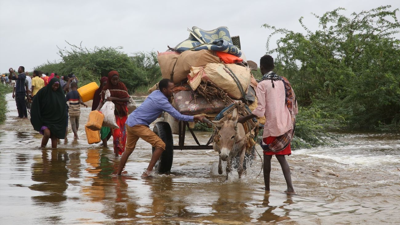 Somalíes trasladan sus enseres tras el desbordamiento del río Shabelle en 2021
