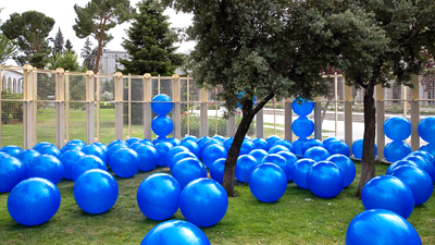 ¿Qué hace una gigantesca piscina de bolas en los jardines de Nuevos Ministerios?