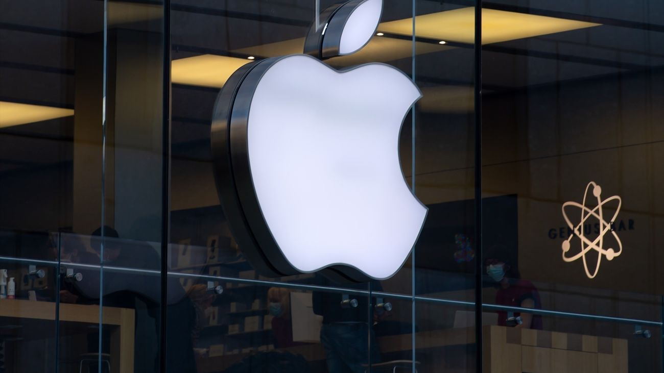 Acusan a un exempleado de Apple por robar tecnología de coches autónomos y darla a China