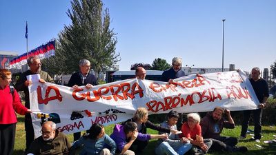 18 activistas trasladados a comisaría por su protesta contra la FEINDEF