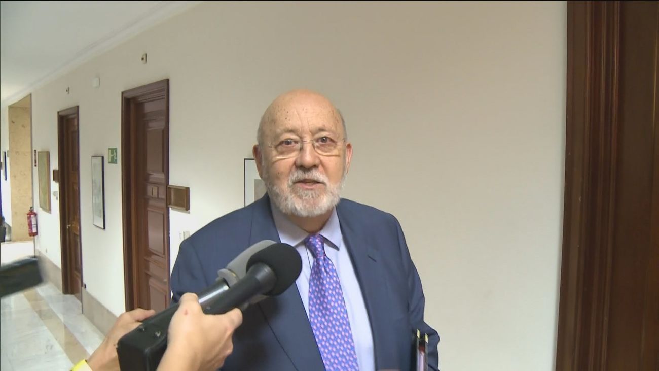 Tezanos se reúne con el candidato socialista a la alcadía de Sevilla, Juan Espadas, en plena campaña electoral