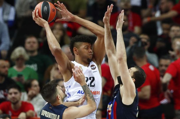 Tavares ante el Barcelona / EFE