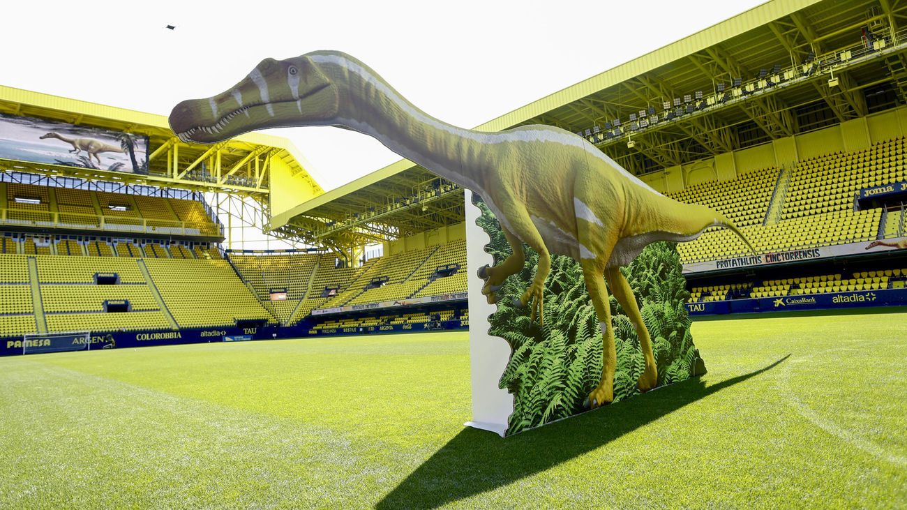 Réplica del espinosauro en el terreno de juego del Villarreal CF