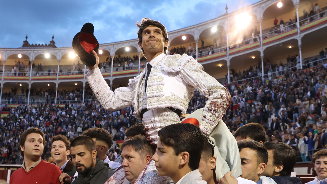 El distro francés Sebastián Castella sale a hombros en la plaza de Las Ventas, en Madrid