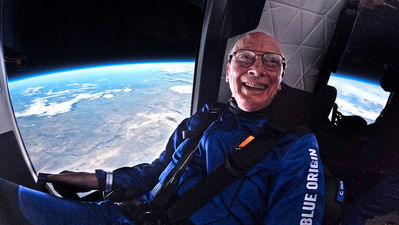 Quién es Clint Kelly, el veterano astronauta que ha viajado en el cohete espacial de Jeff Bezos