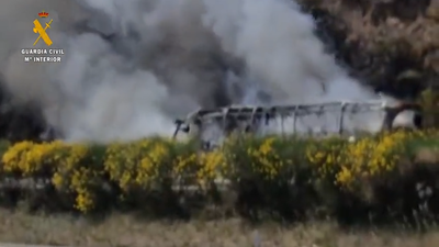 Salen ilesos los 55 viajeros de un autobús que ha ardido en Navarra