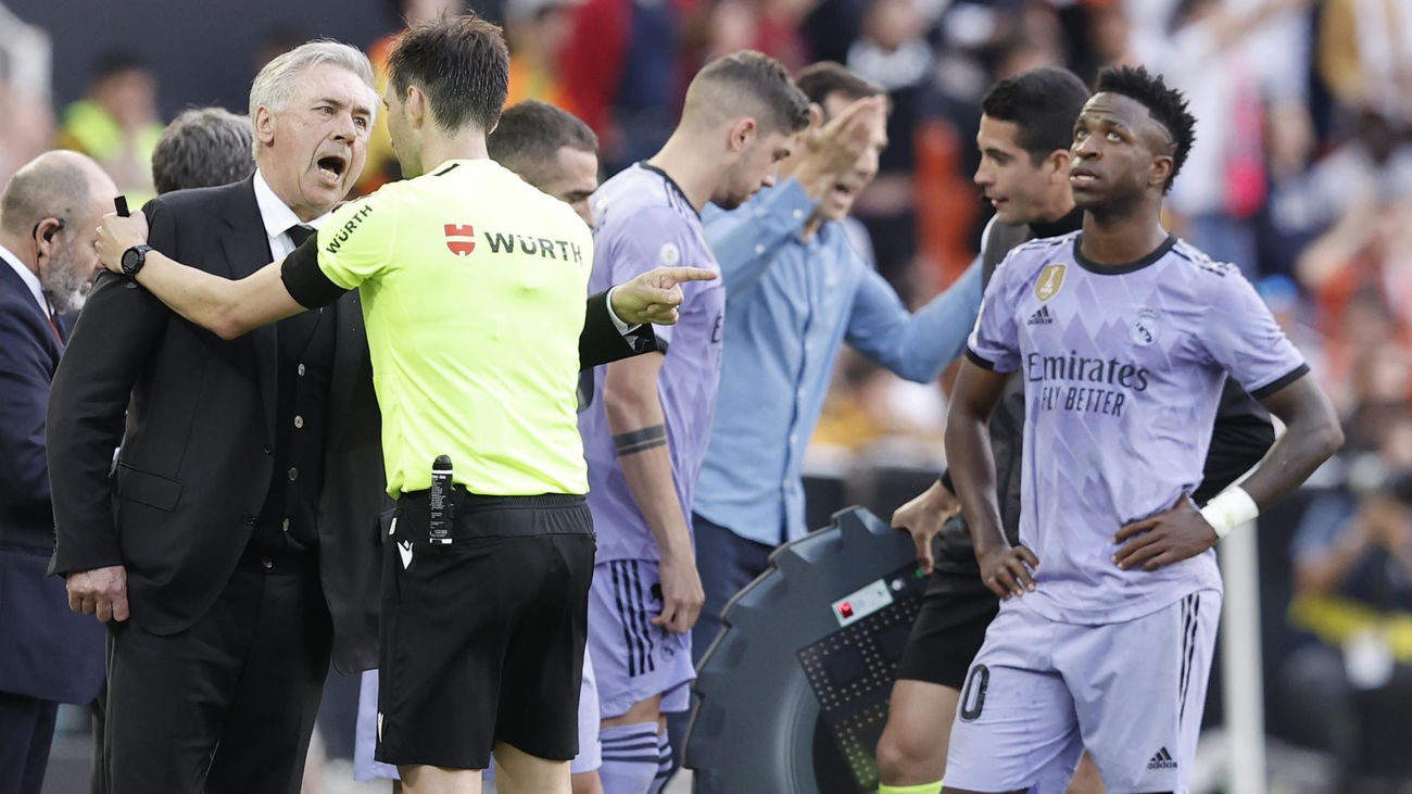 El Real Madrid se deja el segundo puesto en un tenso choque en Valencia por 1-0