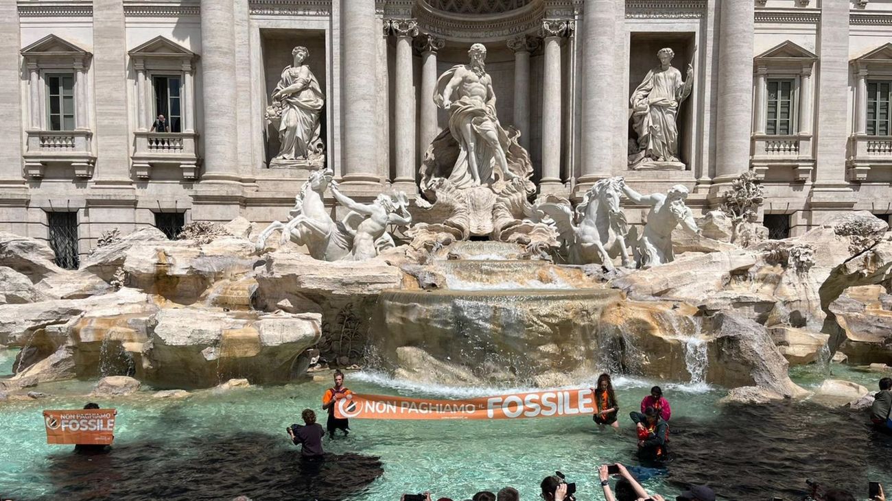 Activistas climáticos tiñen de negro la Fontana de Trevi