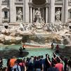 Activistas climáticos tiñen de negro la Fontana de Trevi