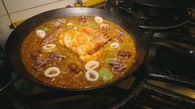 Así se hace una riquísima paella en Río de Janeiro