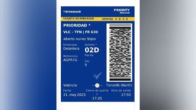 Feijóo muestra la tarjeta de embarque del vuelo que cuestiona el PSOE