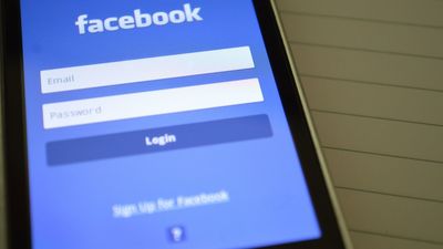 Usuarios políticamente conservadores encuentran más desinformación en Facebook, según un estudio