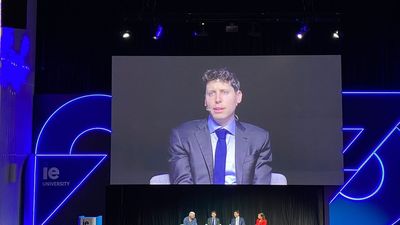 El creador de ChatGPT, Sam Altman, señala los retos globales de la IA: puede "hacer daño" pero "sobrerregular no es bueno"