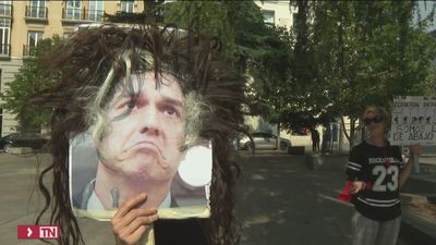 Profesionales de la peluquería y estética protestan ante el Congreso de los Diputados