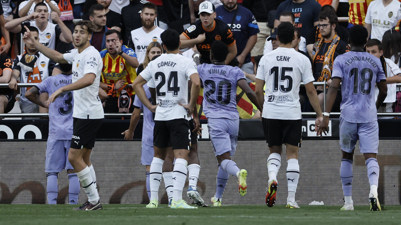 Vinicius se encara ante la afición de Mestalla