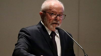 El presidente de Brasil critica que Dani Alves salga de la cárcel pagando una fianza y dice que la dignidad no se compra