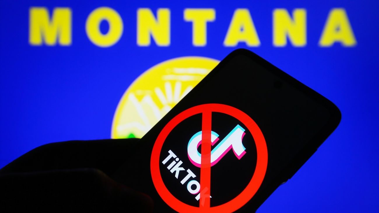 El logo de TikTok con la bandera del estado de Montana en una pantalla