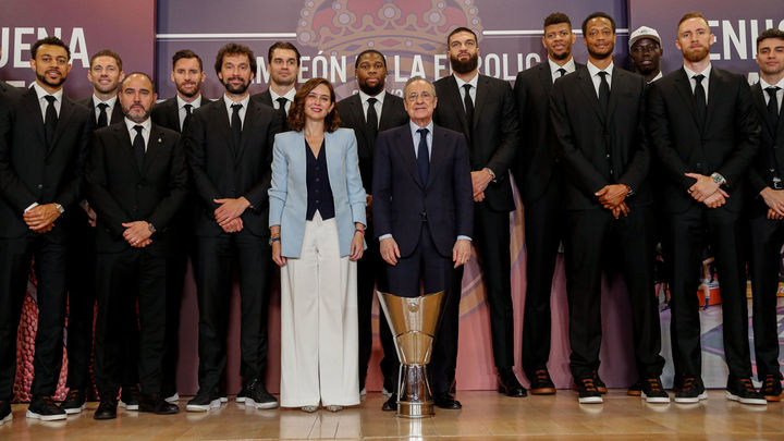 Ayuso y el Real Madrid de baloncesto / EFE