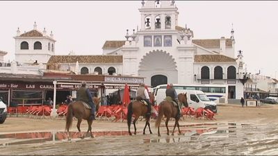 El Rocío, romería con lluvia y barro