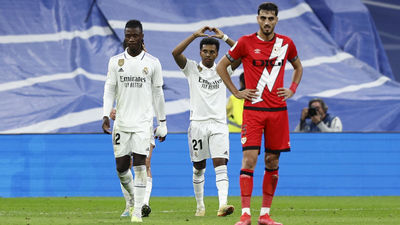 El Real Madrid mima a Vinícius y gana 2-1 al Rayo