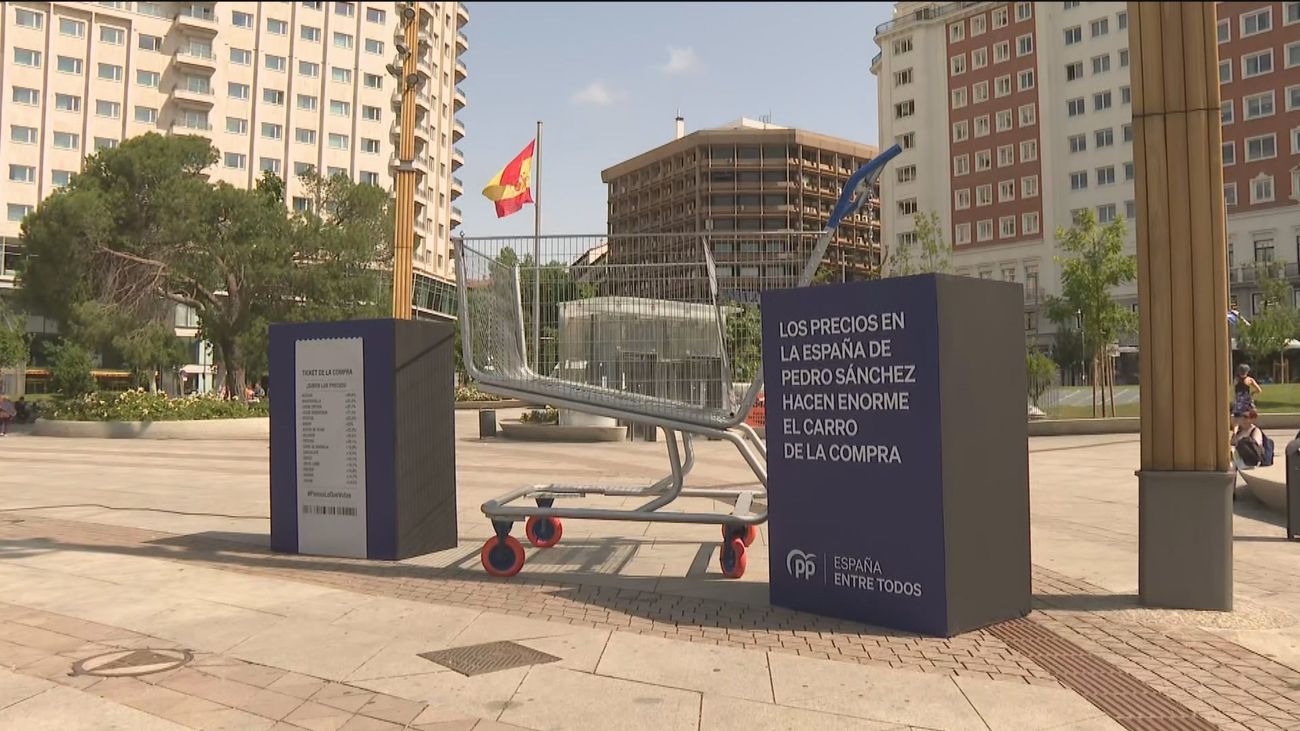 Un carro de la compra gigante para denunciar el alza de los precios