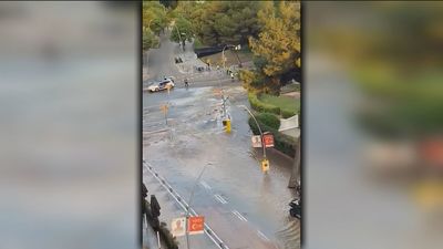 Una gran fuga de agua inunda la Diagonal y muchas calles de Barcelona