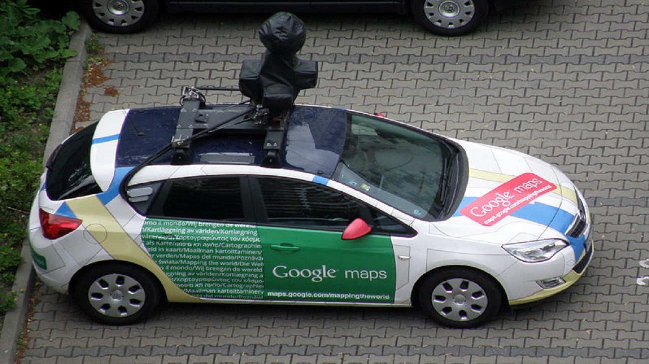 Un hombre ataca al coche de Google Street View en Hungría