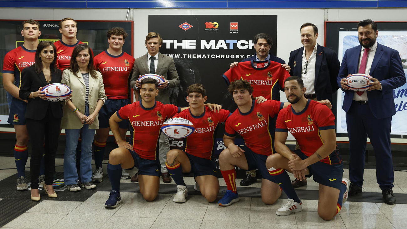 La Selección española de rugby se exhibe en el Metro de Madrid