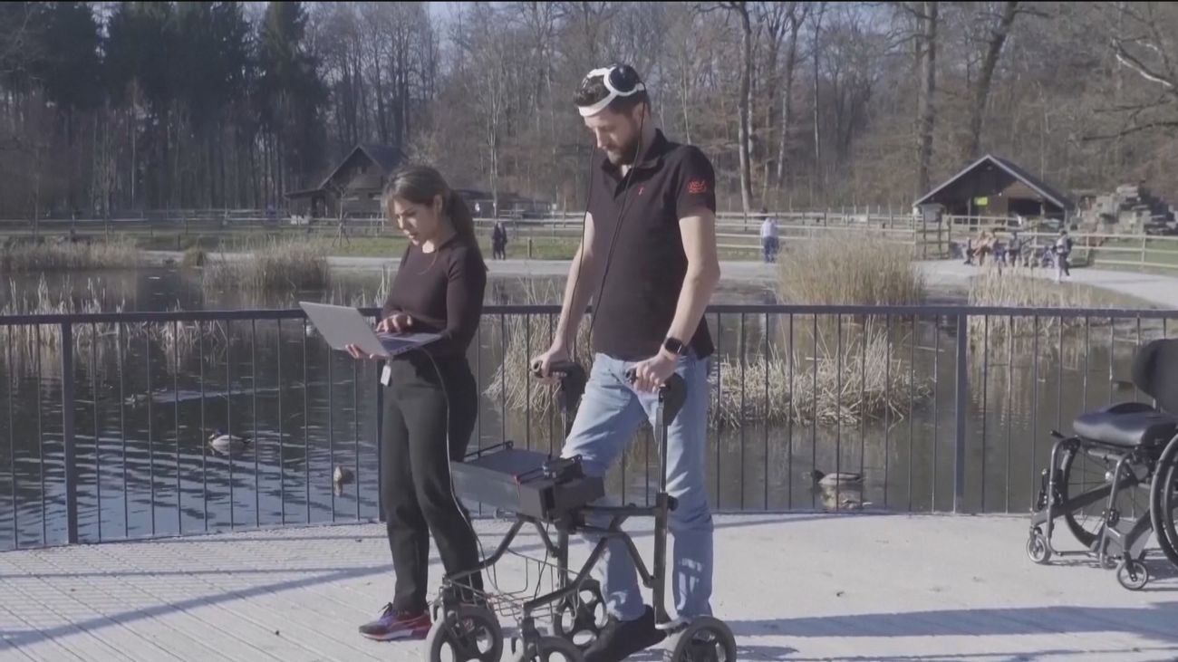 Un tetrapléjico vuelve a caminar gracias a un puente que conecta su cerebro con la médula espinal