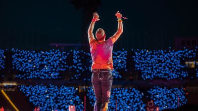 Coldplay dedica a Tina Turner su deslumbrante 'show' de Barcelona e invita a Gipsy Kings