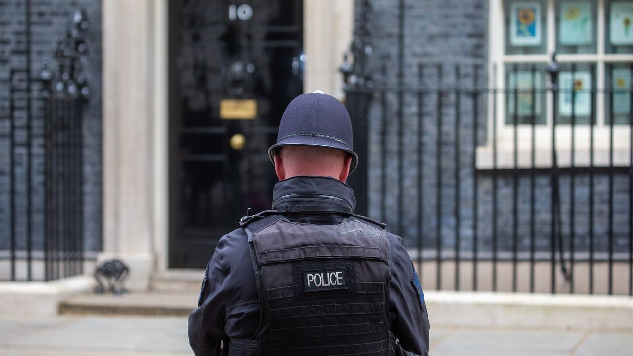 Un coche choca contra las puertas de Downing Street, residencia del primer ministro británico en Londres