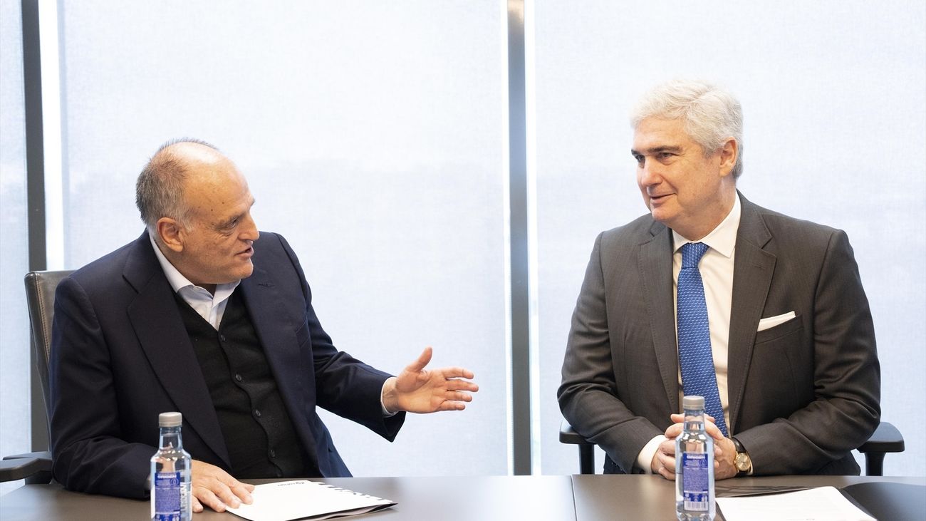 Javier Tebas recibe al embajador de Brasil en la sede de LaLiga