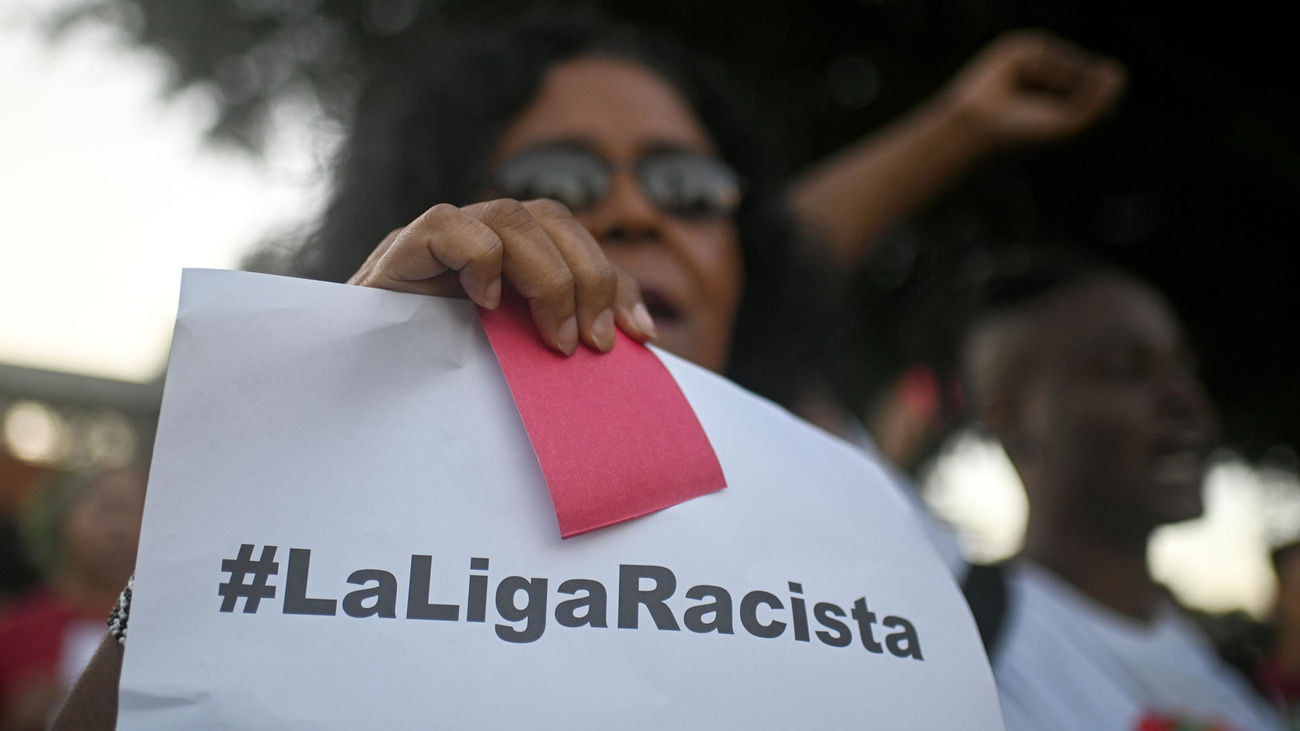 Activistas brasileños apoyan a Vinicius frente a la embajada de España