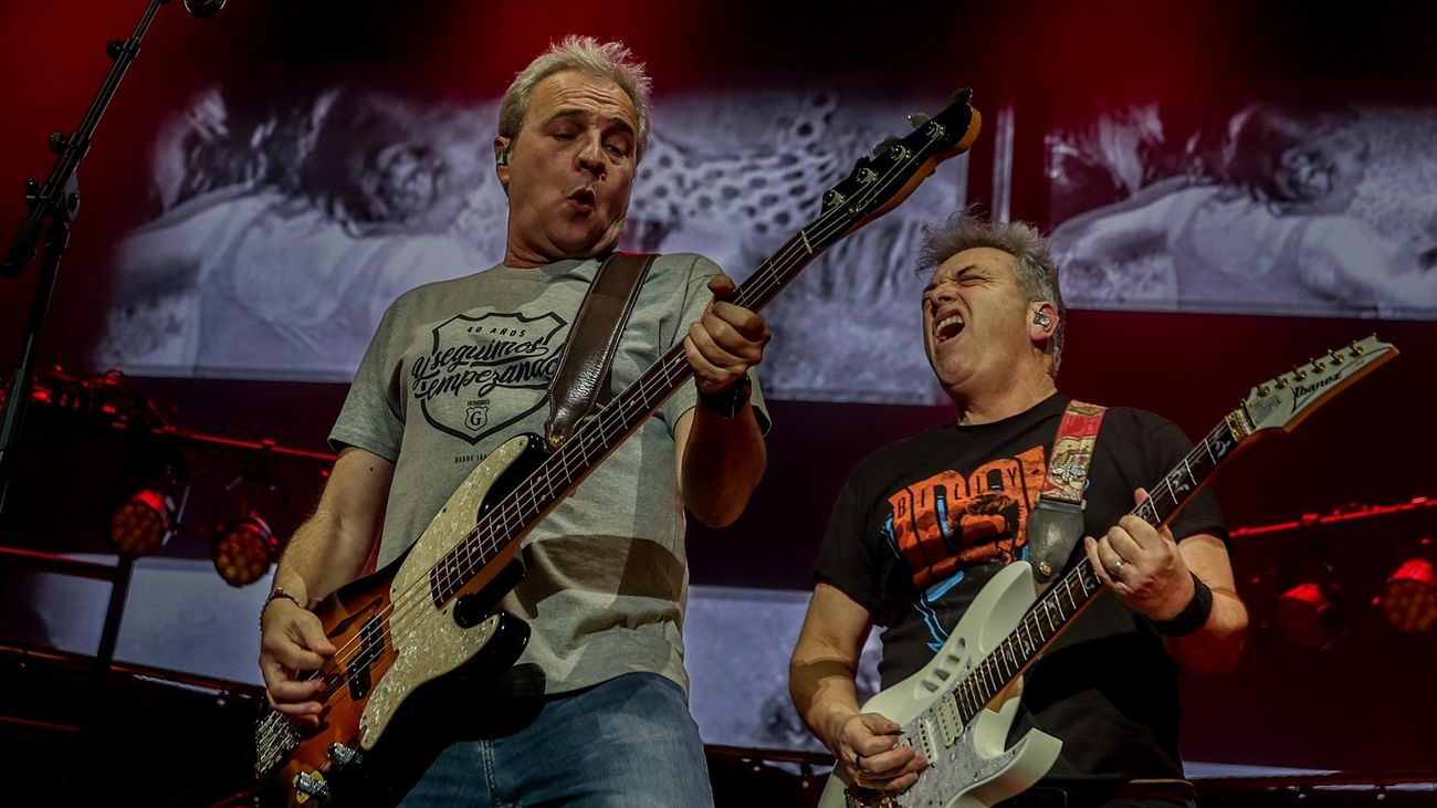 El cantante David Summers y el guitarrista Rafael Muñoz, de la banda Hombres G actuando en el Wizink Center