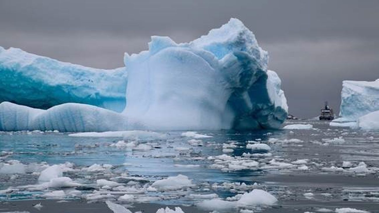 Icebergs e aguas de la Antártida
